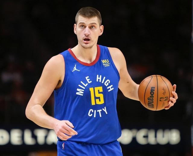  梅西在掘金比赛中出色防守，回归赛场引发热议！